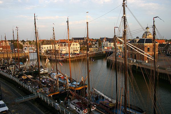 Harlingen is de Elfstedenstad waar altijd wat te beleven is, dankzij de honderden monumenten, kunstgaleries en aparte winkeltjes, maar ook door de ligging aan de Waddenzee en de connectie met de eilanden Vlieland en Terschelling.