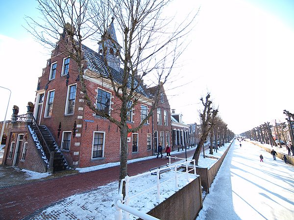 Het 17-de eeuwse raadhuis van Balk aan de bevroren Luts (11 februari 2012).