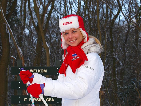 Jawel, skiën kan ook in Friesland! Dat laat Friesland-ambassadeur in Limburg, Anna Marie Hendriks uit Maastricht, zien op deze 4 januari 2010 in Gaasterland gemaakte foto’s. Het Friese fotomodel was Miss Friesland, vice-Miss Nederland, Miss Corendon en actrice in TV-commercials voor de Postbank (met Jan Mulder), Center Parcs en Lactacyd in 2004 en 2005. Nu is zij promovenda en wetenschappelijk onderzoeker op het gebied van obesitas aan de Universiteit van Maastricht en Friesland-promotor in Nederlands en Belgisch Limburg.
