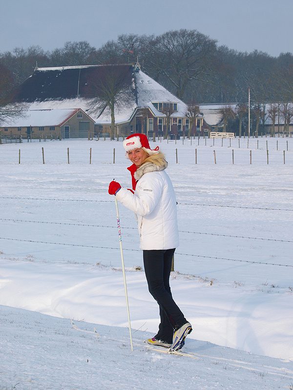 Jawel, skiën kan ook in Friesland! Dat laat Friesland-ambassadeur in Limburg, Anna Marie Hendriks uit Maastricht, zien op deze 4 januari 2010 in Gaasterland gemaakte foto’s. Het Friese fotomodel was Miss Friesland, vice-Miss Nederland, Miss Corendon en actrice in TV-commercials voor de Postbank (met Jan Mulder), Center Parcs en Lactacyd in 2004 en 2005. Nu is zij promovenda en wetenschappelijk onderzoeker op het gebied van obesitas aan de Universiteit van Maastricht en Friesland-promotor in Nederlands en Belgisch Limburg.