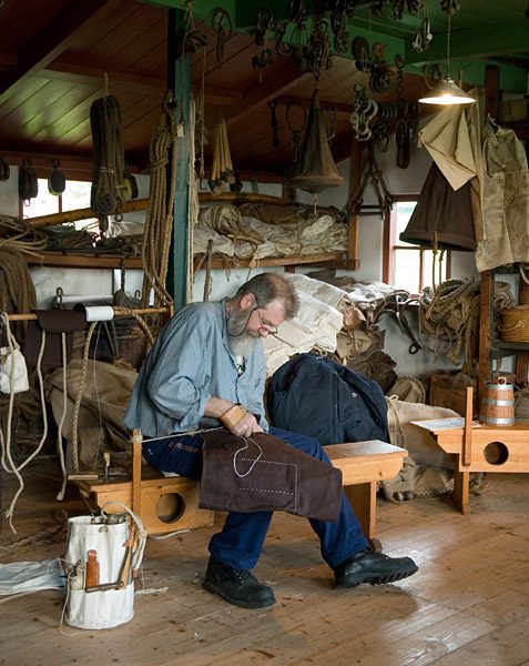 De Enkhuizer klassieke schepenbeurs staat helemaal in het teken van oude ambachten ten behoeve van de zeilende scheepvaart. Foto: Petra Stavast, Zuiderzeemuseum.