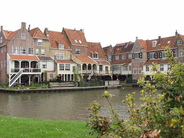 Enkhuizen is één van de meest bezienswaardige plaatsen aan het IJsselmeer, met dank aan het gemeentebestuur en de schippers van traditionele zeilschepen. Zij ijveren onophoudelijk voor een authentiek havengezicht, wat Friese IJsselmeerplaatsen als Lemmer en Stavoren niet gelukt is, maar Hindeloopen wel. Luchtfoto: Heliante Moningka, Zuiderzeermuseum.
