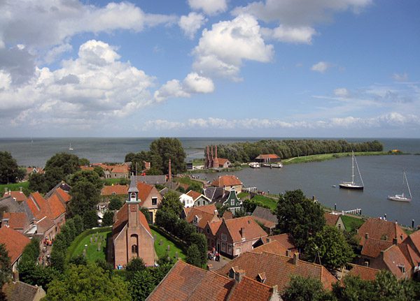 Enkhuizen is één van de meest bezienswaardige plaatsen aan het IJsselmeer, met dank aan het gemeentebestuur en de schippers van traditionele zeilschepen. Zij ijveren onophoudelijk voor een authentiek havengezicht, wat Friese IJsselmeerplaatsen als Lemmer en Stavoren niet gelukt is, maar Hindeloopen wel. Luchtfoto: Heliante Moningka, Zuiderzeermuseum.