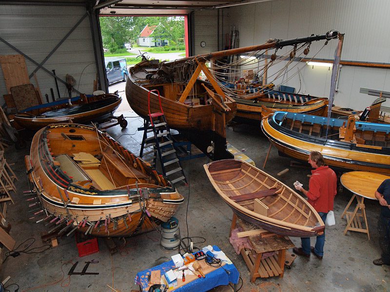 Friesland telt een paar werven die zich toegelegd hebben op de restauratie van klassieke schepen, zoals De Oude Liefde van Charles Koek en Corien Prins in Workum. Info: https://www.friesnieuws.nl/3922
