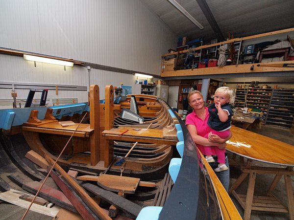 Friesland telt een paar werven die zich toegelegd hebben op de restauratie van klassieke schepen, zoals De Oude Liefde van Charles Koek en Corien Prins in Workum. Info: https://www.friesnieuws.nl/3922