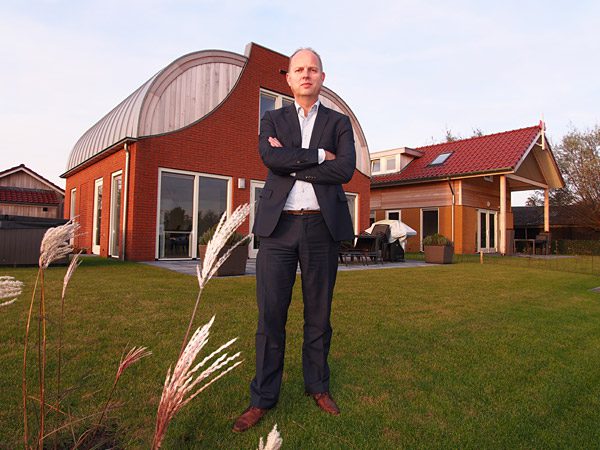 Bert Rotteveel voor zijn nieuwe modelwoningen in de tweede fase, 56 stenen vakantiehuizen aan het water.