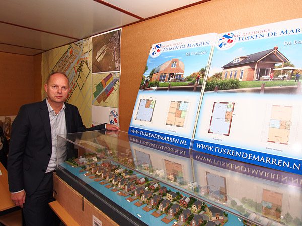 De crisis belemmert de voortgang, maar Bert Rotteveel bespeurt de laatste weken weer serieuze interesse. Geld, geïnvesteerd in een goed verhuurbaar recreatieobject, lijkt meer op te leveren dan geld op de bank.