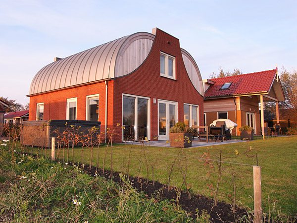 De modelwoningen van fase twee (56 vakantiehuizen met ligplaats).