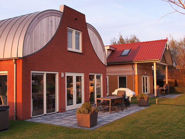 De modelwoningen van fase twee (56 vakantiehuizen met ligplaats).