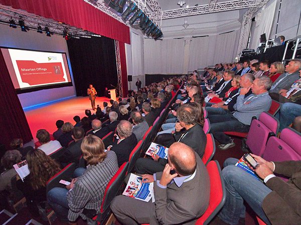 Toerismewethouder Maarten Offinga van de gemeente Súdwest Fryslân vindt de gemeentenaam blijkbaar ook onmogelijk voor internationale marketing. Hij, hier op het podium van het Atrium, pochte in zijn toespraak uitgebreid over theater- en waterstad ‘Sneek’.