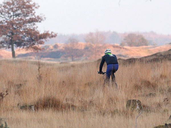 Mountainbiken op het Aeckingerzand, de Kale Duinen bij Appelscha, op de grens van Friesland met Drenthe. Fotografie: Albert Hendriks.