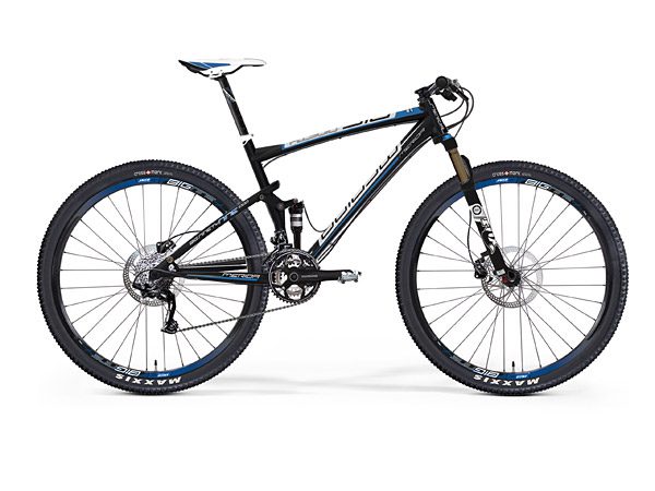 De Merida Big Ninety Nine 1000 is een 29er, een mountainbike met grote 29” wielen, ideaal voor Nederlandse terreinomstandigheden. De grote wielen rollen eenvoudiger door het terrein en de tractie is door een groter contactoppervlak veel beter. De balans is heel goed — ook bij een lage snelheid — en op rechte stukken is de fiets met de grote wielen koersvaster. Bovendien is een 29er eenvoudiger op snelheid te houden. “Iedere trap is raak en je bent dus écht sneller met een 29er!”, Guido Kartner van Bikefreak Magazine. Fotografie en info: https://www.friesnieuws.nl/4001