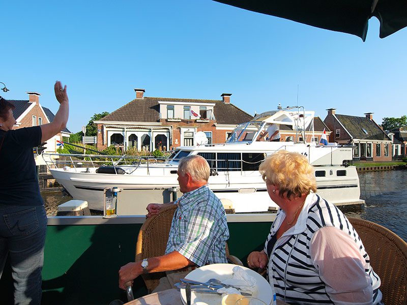Veel watersporters passeren Burdaard (tussen Leeuwarden en Dokkum) zonder te weten wat voor moois er achter de gevels schuilt.