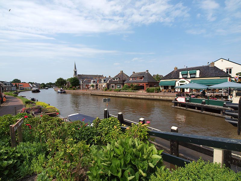 It Posthûs is een typisch Friese historische herberg, waar gezelligheid, goed eten en drinken, een mooi uitzicht op de Dokkumer Ee en oplaadmogelijkheden voor elektrische fietsen de sterke punten zijn.