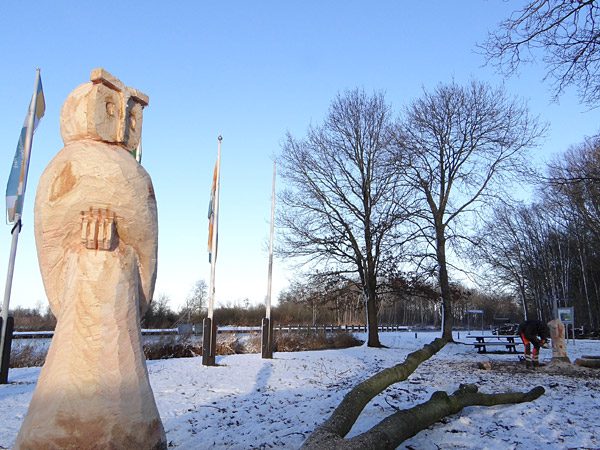 De uil kijkt toe hoe Harm Eigenraam een kabouter zaagt.