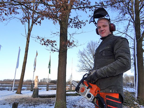 Houtbewerker Harm Eigenraam doet vier uur over een kabouter, uil of otter, nu allemaal te zien bij het Buitencentrum van Staatsbosbeheer in Ossenzijl.