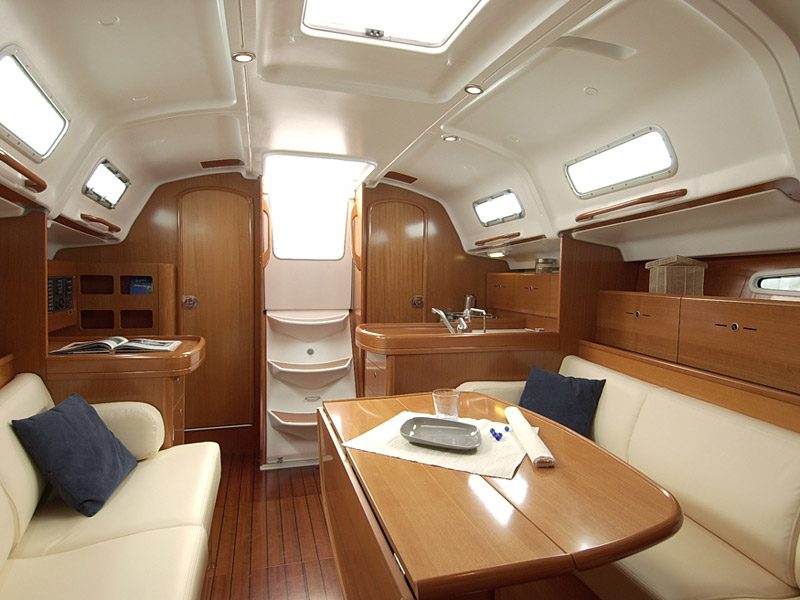 Interieur Bénéteau 36.7 First.