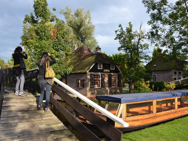 De Wetterprinses is één van de handigste en één van de mooiste rondvaarboten van Friesland. De cruiser kan op plaatsen komen die onbereikbaar zijn voor de meeste passgiersschepen. Op de foto Ossenzijl, Nationaal Park De Weerribben.