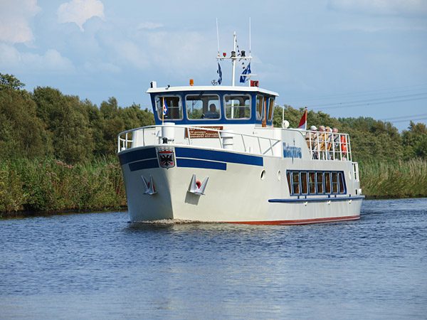 Een Friesland Cruise. Dat is veilig en verzorgd varen en genieten van ruim water, historie en natuur.