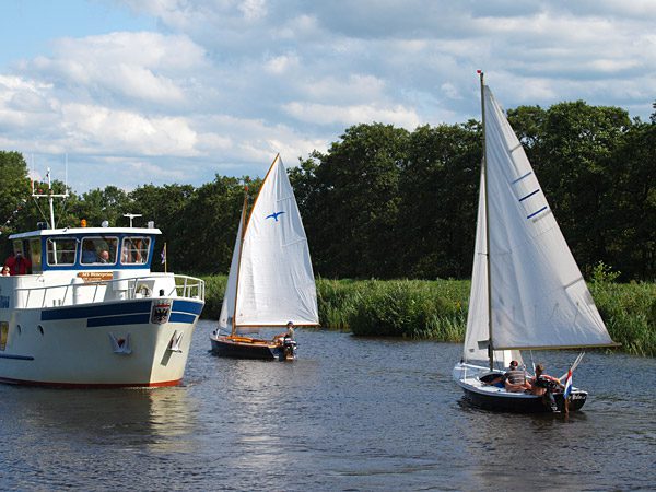 Een Friesland Cruise. Dat is veilig en verzorgd varen en genieten van ruim water, historie en natuur.