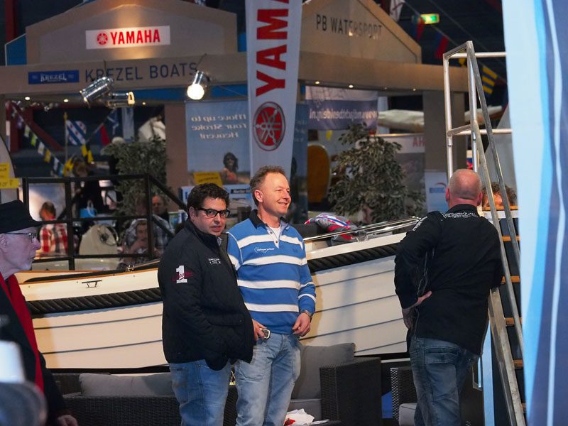 Mede door zijn grote stands op Boot Holland werd voormalig postbode Willem Folkerts uit Koudum, de oprichter van Maril Boats, de sloepenkoning van Nederland. De no-nonsense ondernemer, Friesland- en Boot Holland-fan (op de foto in jeans en poloshirt met blauwe en witte banen) assisteert tegenwoordig zijn maat Hessel Fekkes van Waterspoor sloepen en tenders, eveneens in Koudum. Folkerts verkocht jaren geleden Maril, nu een onderdeel van het Antaris-Makma-Maril consortium Aquatec Industries in Woudsend.