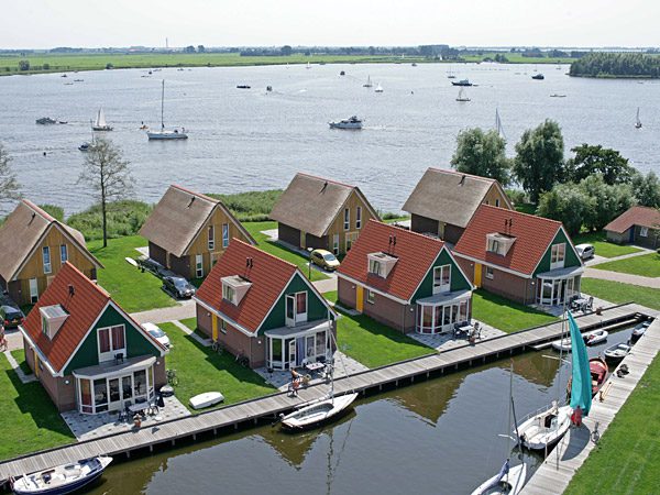 Het Heegermeer (Hegemer Mar). Op de voorgrond bungalowpark De Pharshoeke in Heeg. Foto: De Pharshoeke, Heeg.