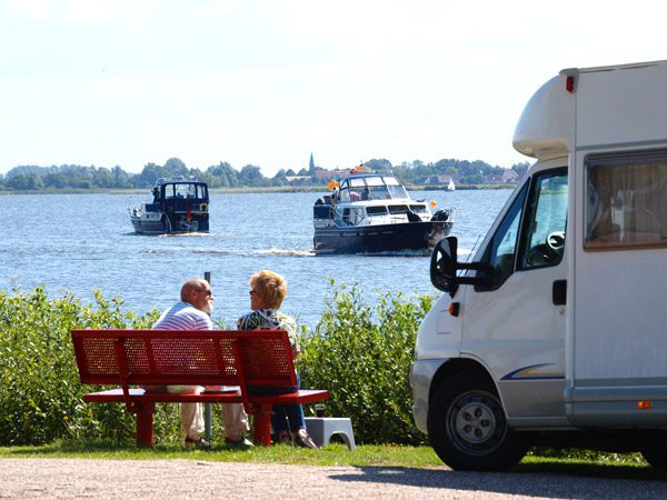 Het Tjeukemeer vanaf een parkeerplaats aan de A6 tussen Lemmer en Joure. Foto: Albert Hendriks, Friesland Holland Nieuwsdienst.