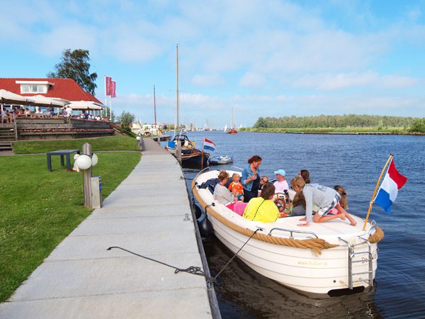 Overal in Friesland kun je je boot afmeren, zoals hier voor hotel-restaurant-jachthaven Galamadammen aan de Morra bij Koudum. Foto: Albert Hendriks, Friesland Holland Nieuwsdienst.