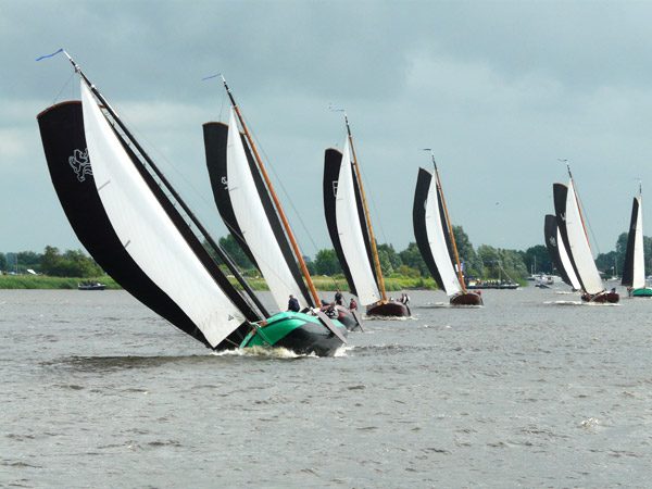 Het skûtsjesilen stamt uit de tijd van de zeilende vrachtvaart met platbodemschepen (skûtsjes). Foto: Narelle Hofstra, Grou.