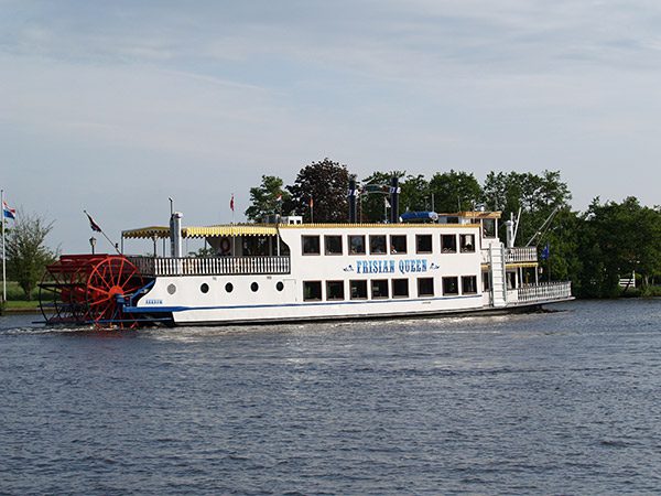 Aan boord van de hekraderboot Frisian Queen van de familie Meeter, bekende skûtsjesilers, waan je je op de Mississippi. De boot vaart vrijdag 29 maart 2013 tussen 12.45 en 13.00 door het centrum van Lemmer in verband met de officiële opening door wethouder Johannes van der Pal.
