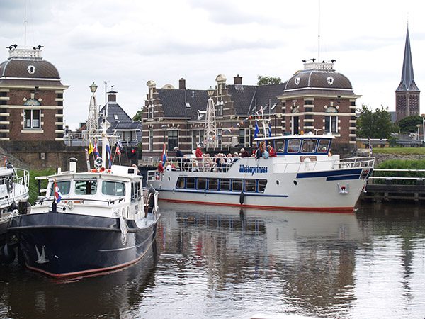 Lemmer is de uitvalsbasis van kleine cruiseschepen als de Wetterprinses (Drie Provinciën Cruise) en de Waterpoort (talrijke dagtochten vanuit Lemmer).