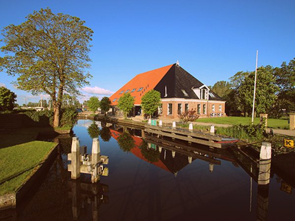 Vakantieboerderij Broeresloot aan It Ges in Sneek is een luxe appartementenboerderij en Bed and Breakfast.
