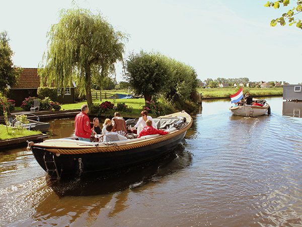 Vakantieboerderij Broeresloot aan It Ges in Sneek is een luxe appartementenboerderij en Bed and Breakfast.