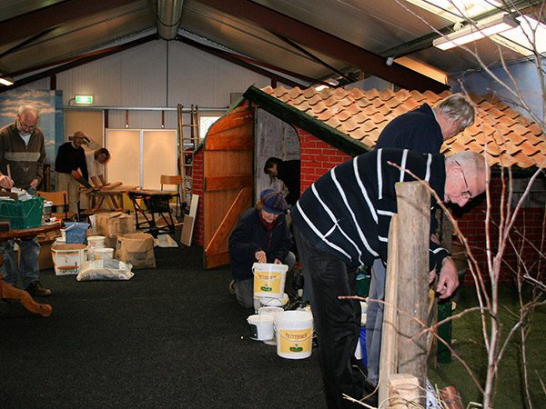 Vrijwilligers bouwen een nieuw natuurmuseum op het terrein van SanjesZoo.