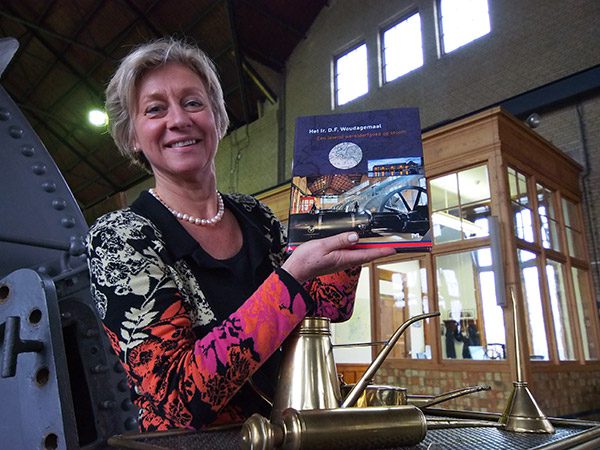 Hilda Boesjes, directrice van het bezoekerscentrum van het Woudagemaal, is trots op het naslagwerk dat onlangs verscheen.