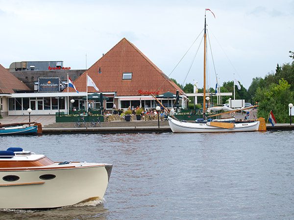 De Friese horeca heeft flink te lijden van de recessie. Op de foto het in 2012 gefailleerde horeca- en business eventsbedrijf De Buitenplaats in Earnewâld, een onderdeel van het gebouwencomplex van de natuurparkenbeheerder It Fryske Gea. Het restaurant met theaterzaal vormt één geheel met het bezoekerscentrum van Nationaal Park De Alde Feanen en het Fries Landbouwmuseum. Het horecabedrijf beleeft dit voorjaar een herstart met een nieuwe, zeer ervaren horecaondernemer uit Leeuwarden.