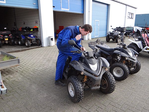 De toeristische sector in Friesland telt ruim drieduizend bedrijven en biedt werkgelegenheid aan ongeveer 23.000 mensen. Dat is elf procent van de werkgelegenheid in Friesland. In werkelijkheid hangt veel meer werkgelegenheid samen met toerisme, zoals de jachtbouw, tentoonstellingen als Boot Holland in WTC Expo in Leeuwarden en quadverhuur in Oosterwolde (http://www.quadsforall.nl).