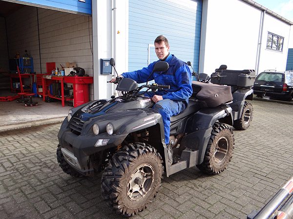 De toeristische sector in Friesland telt ruim drieduizend bedrijven en biedt werkgelegenheid aan ongeveer 23.000 mensen. Dat is elf procent van de werkgelegenheid in Friesland. In werkelijkheid hangt veel meer werkgelegenheid samen met toerisme, zoals de jachtbouw, tentoonstellingen als Boot Holland in WTC Expo in Leeuwarden en quadverhuur in Oosterwolde (http://www.quadsforall.nl).
