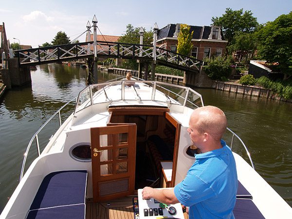 Met een motorjacht dat een doorvaarthoogte van 2,40 m en een diepgang van 1,30 m heeft kun je de Elfstedenroute varen. Steeds meer mensen volgen het spoor van beroemde schaatsers als Reinier Paping, Evert van Benthem, Erik Hulzebosch en Henk Angenent.