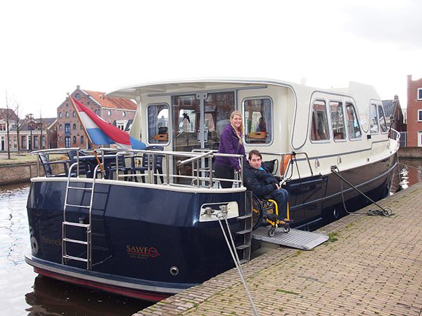 In Friesland zijn ook rolstoelvriendelijke motorboten te huur, zoals deze Aquanaut Access.