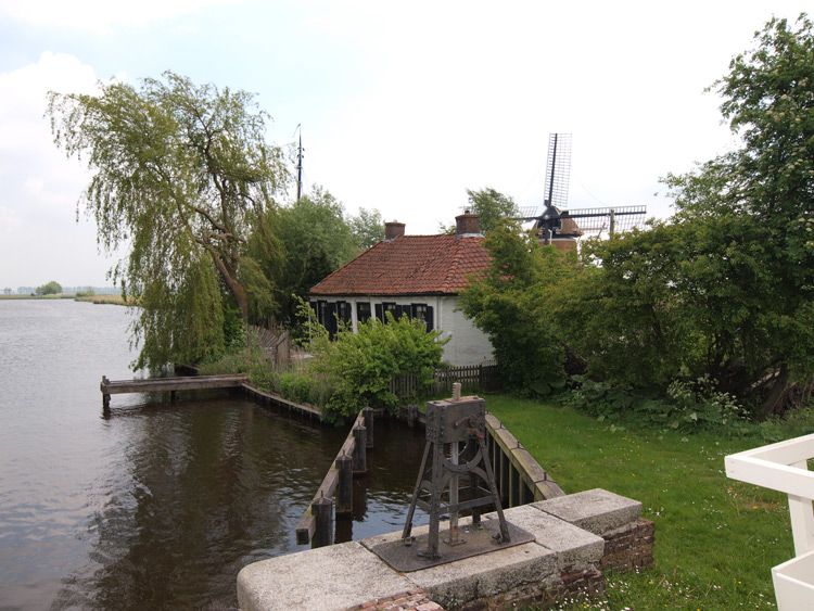 Oude herberg bij molen De Rietvink met theehuis in Nijetrijne in natuurgebied De Rottige Meente