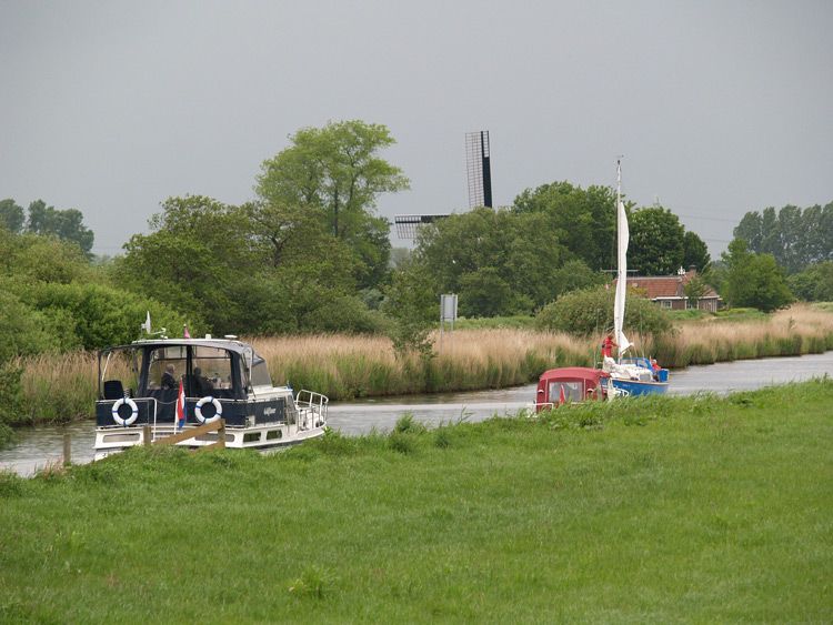Vanaf een hogere motorkruiser heb je vanuit de Helomavaart een schitterend uitzicht op de Weststellingwerfse natuur.