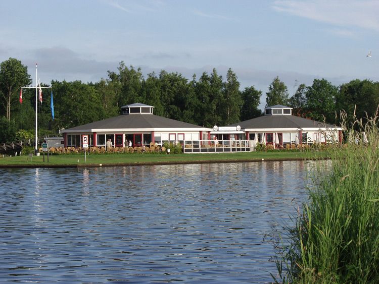 Populaire stopplaats voor fietsers en pleziervaarders: De Driewegsluis in Nijetrijne