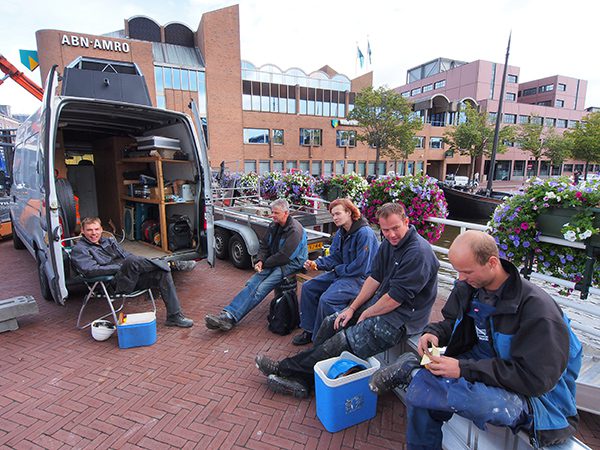 Bouwvakkers uit Joure en Langweer schaften op de Prins Hendrikbrug waar zij een VVV-kiosk bouwen.