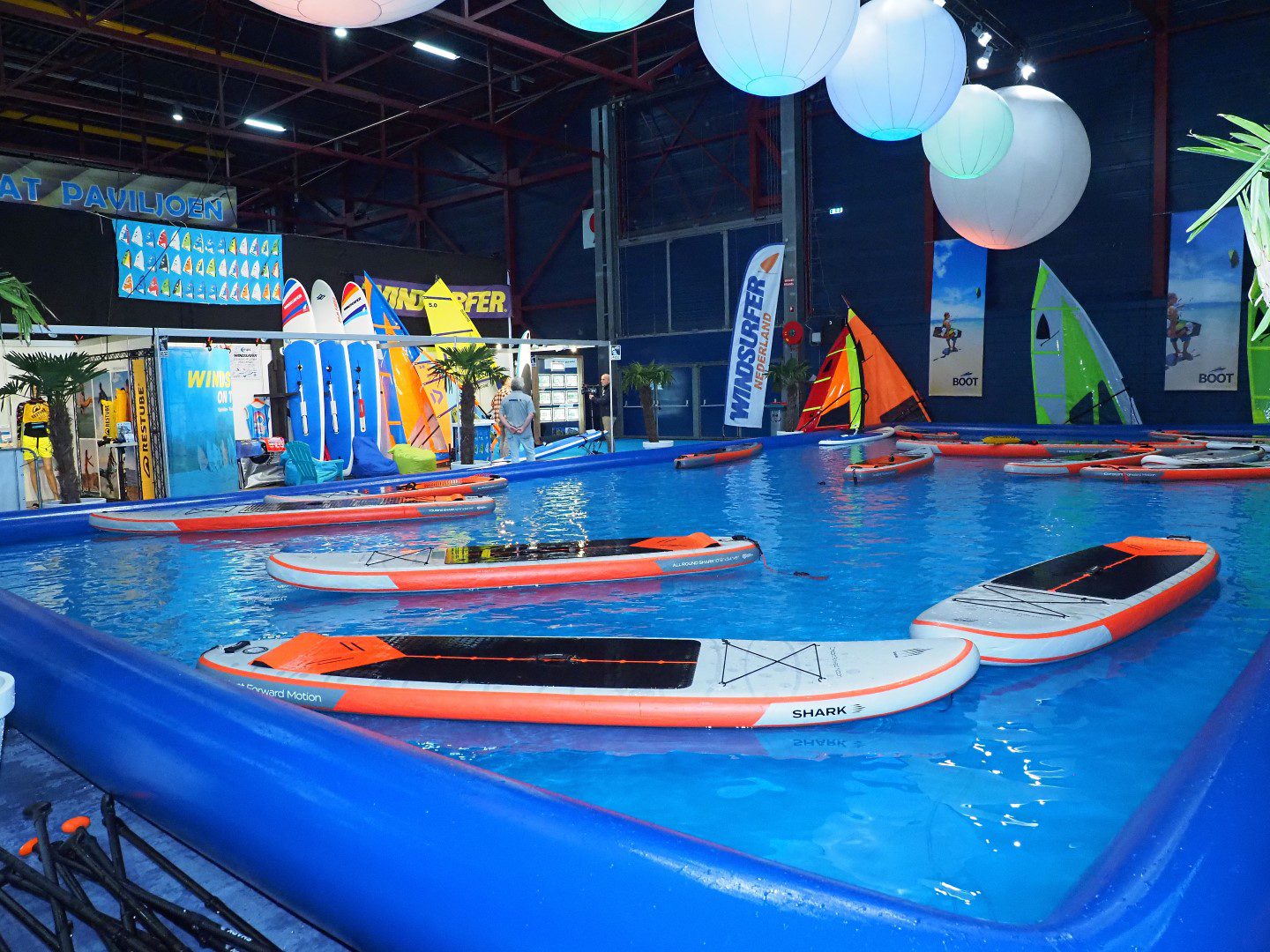 Bassin voor proefvaren met SUP-boards (staand peddelen)