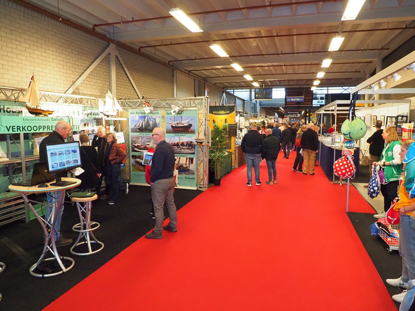 Passage (gang) van watersportbeurs Boot Holland