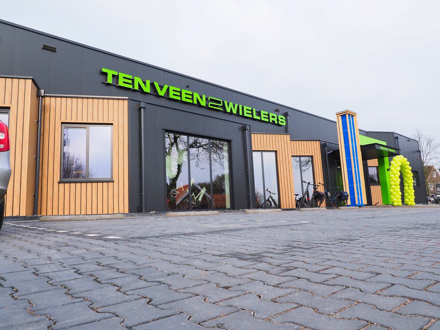 Buitenkant van de nieuwe winkel van Ten Veen in Oldemarkt