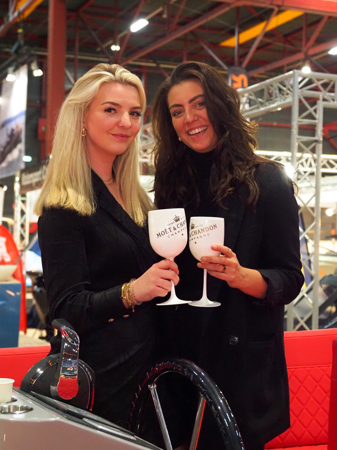 Twee mooie dames in sloep met drankje