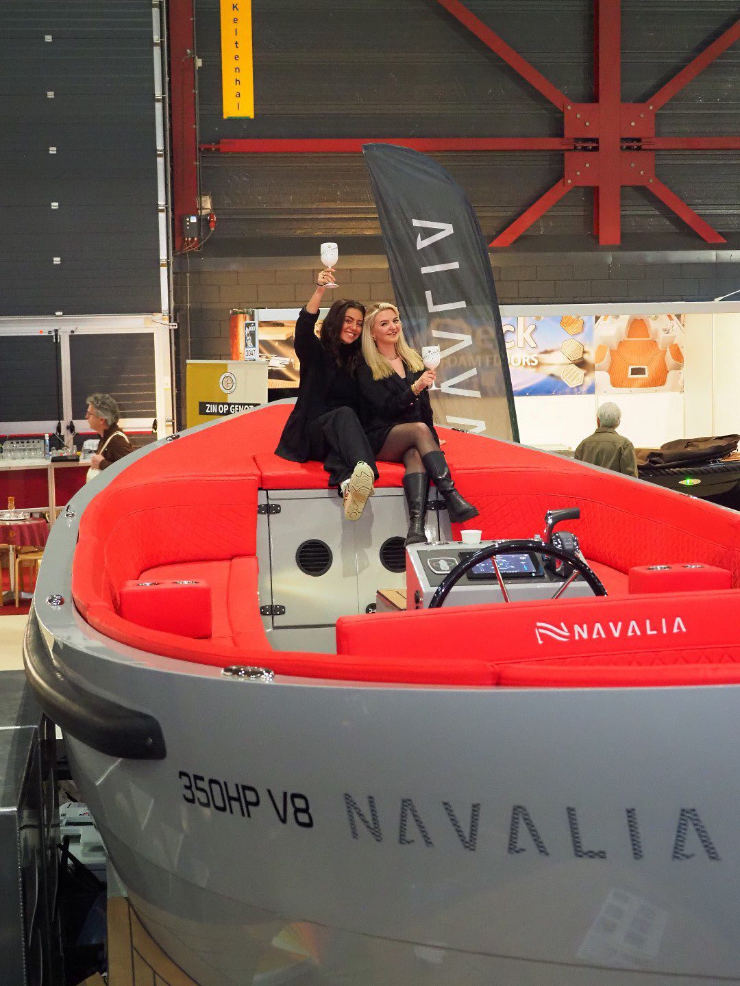 Twee mooie dames in grote sloep van de firma Navalia