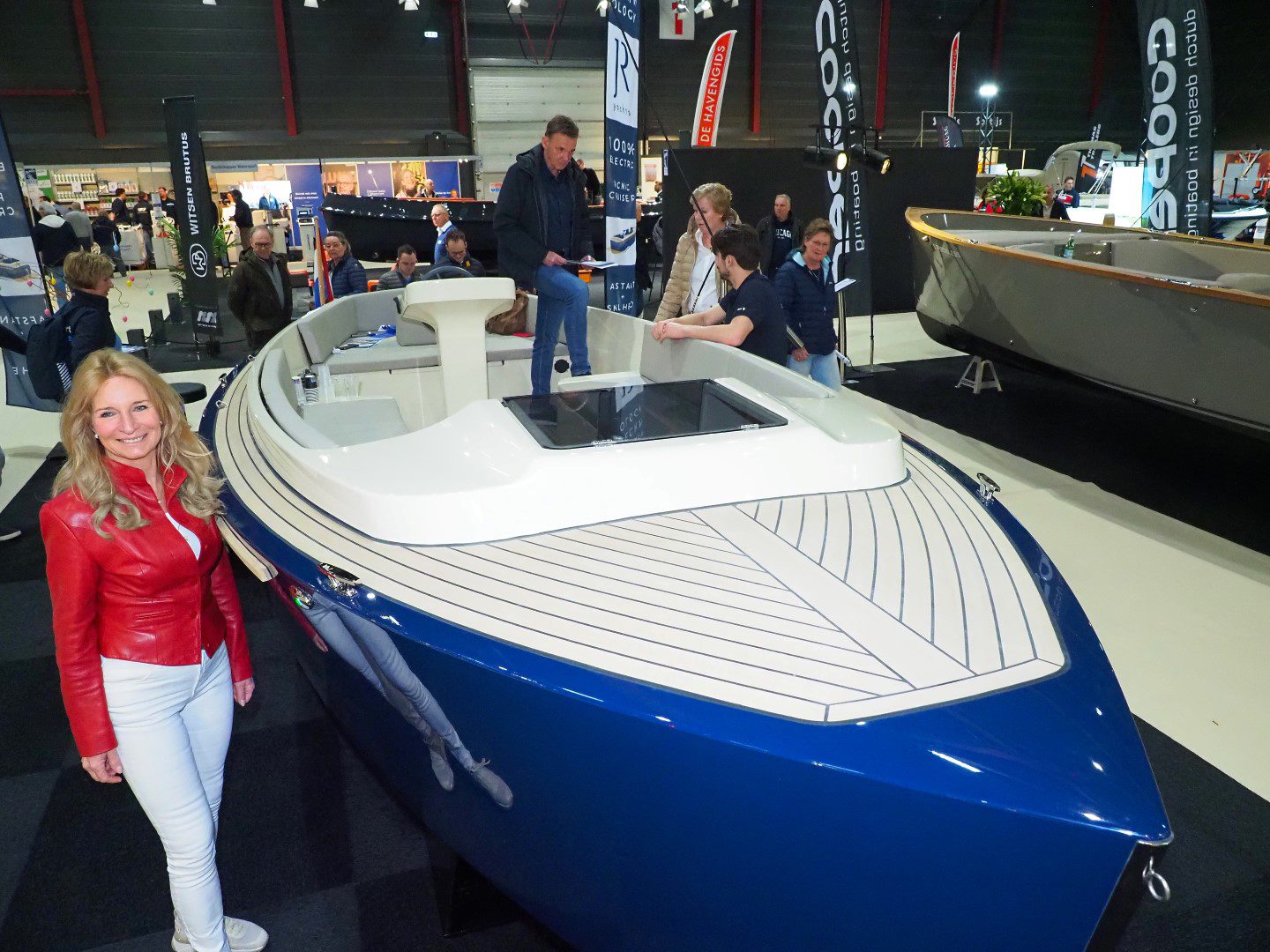 Vrouw met sloep op beursstand van JR Yachts Drachten